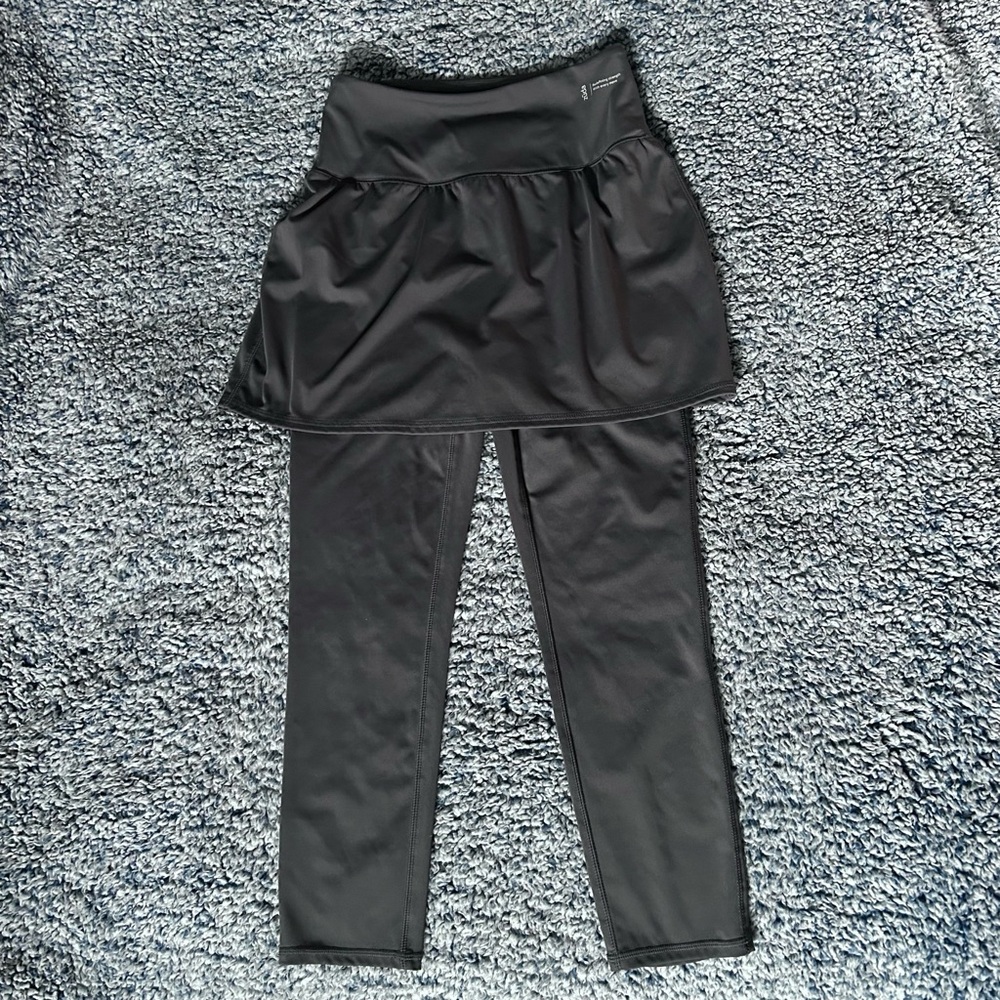 Capri leggings with skirt